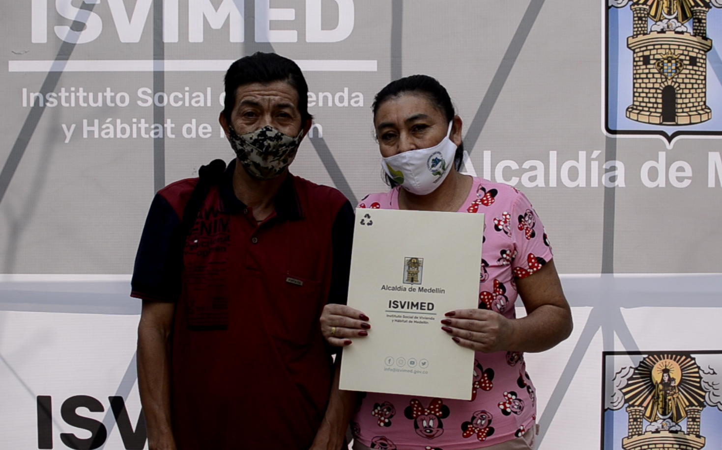 Buenas noticias: 199 familias vulnerables de nueve comunas de Medellín recibieron los títulos de propiedad de sus viviendas