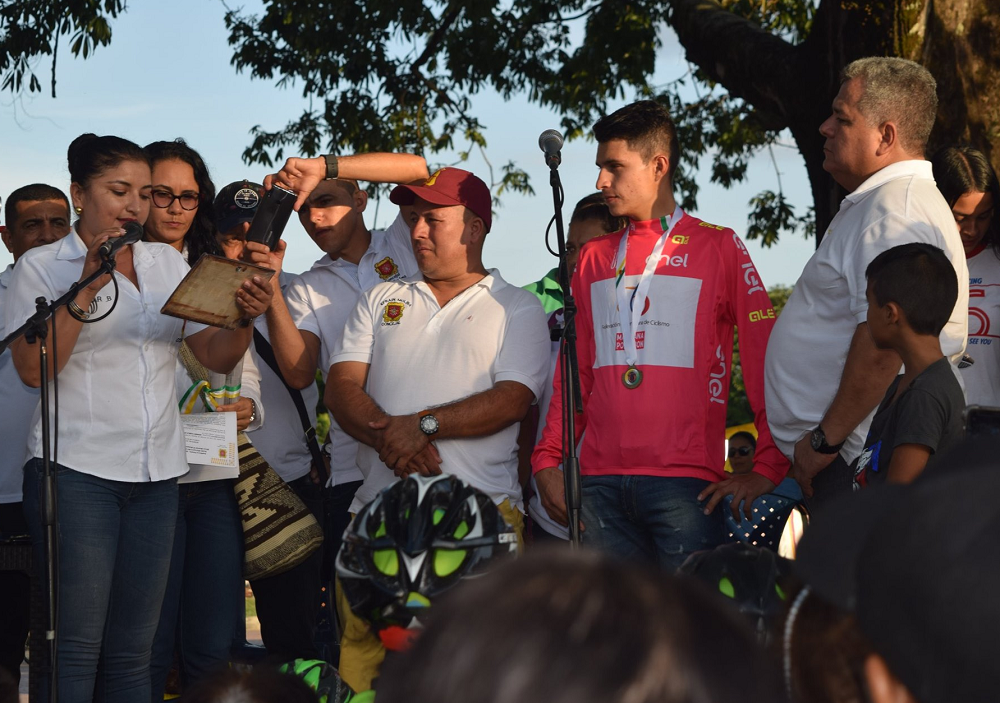 ¡Como un héroe! Así fue recibido Camilo Ardila, campeón del Giro de Italia Sub-23, en su natal Mariquita