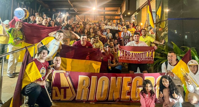 Locura 'Pijao' en Medellín: hinchas del DEPORTES TOLIMA protagonizaron conmovedor banderazo, en la previa de la final de la Liga ante Nacional