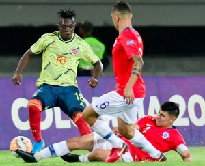 De forma agónica, Colombia sacó el cero ante Chile y sigue con vida en el Preolímpico