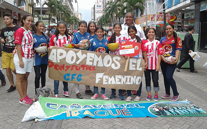 Niñas que jugarán el Ponyfútbol se fueron a la calle a pedir colaboración de los ibaguereños