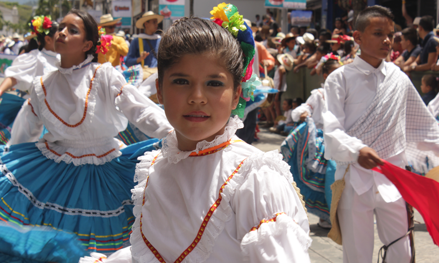 La galería del Desfile Departamental del Folclor, por las calles de Ibagué