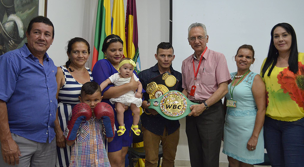 Boxeador Óscar Escandón recibió medalla al Mérito Deportivo por el alcalde de Ibagué