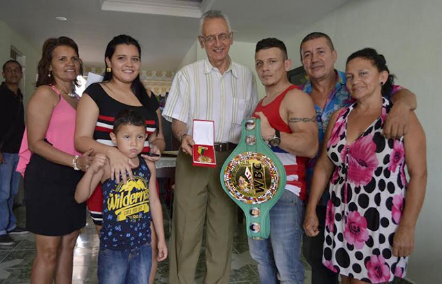 Alcalde de Ibagué condecoró con medalla al Mérito Deportivo al boxeador Óscar Escandón