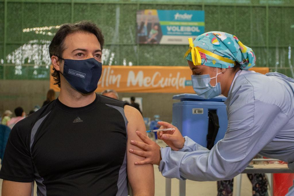 ¡Vacunado! Daniel Quintero Calle, alcalde de Medellín, recibió la primera dosis de la vacuna AstraZeneca