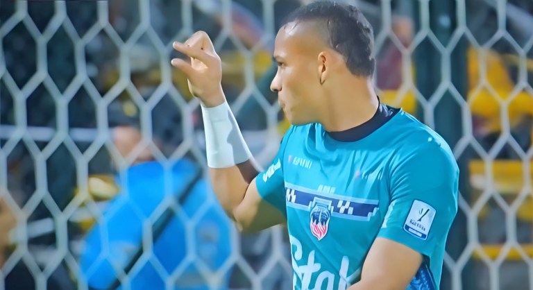 Grotesca provocación del arquero de Fortaleza CEIF a los hinchas del DEPORTES TOLIMA en Techo: hecho quedó captado en video y encendió las redes sociales