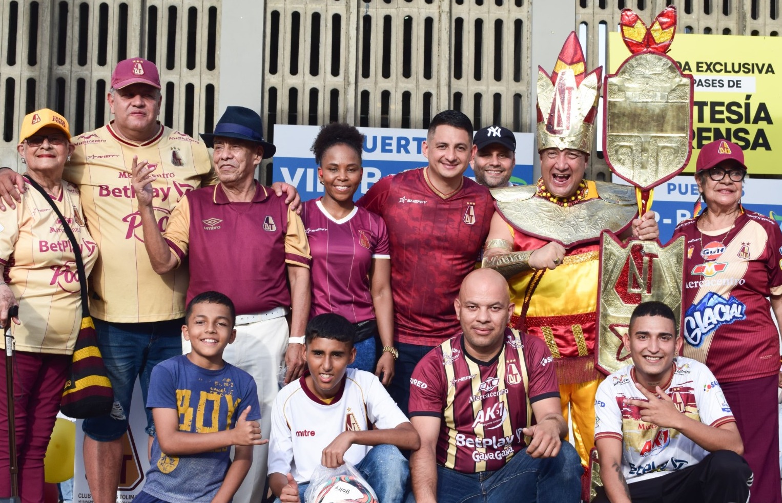 Hinchas del DEPORTES TOLIMA celebraron su día en medio de alegría y colorido en el Murillo Toro: así fue la emotiva jornada de los más fieles