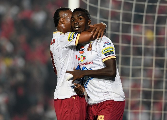 El campeón 'asaltó' El Campín: Con triunfazo DEPORTES TOLIMA dejó al borde del 'nocaut' a Santa Fe