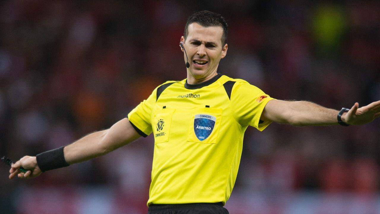 Árbitro que pitó en victoria de Colombia ante Brasil por eliminatorias estará en el cotejo copero entre DEPORTES TOLIMA y DIM