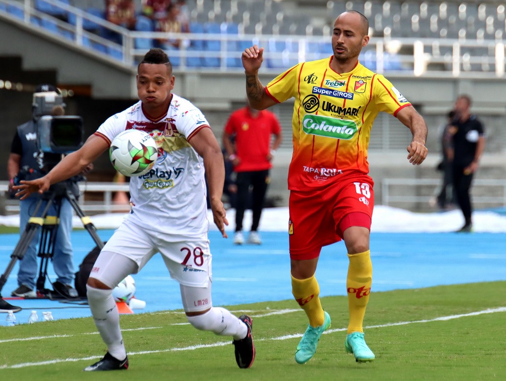 Con doblete de Miranda y las atajadas de Domínguez, DEPORTES TOLIMA le ganó al Pereira: líder de la Liga y a un paso de cuadrangulares