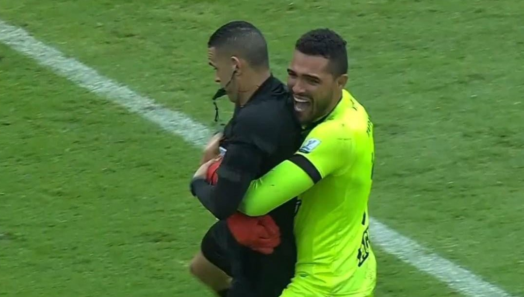 ¿Volverá a haber abrazo? Carlos Ortega, el árbitro del choque entre DEPORTES TOLIMA y Atlético Nacional en el Atanasio Girardot