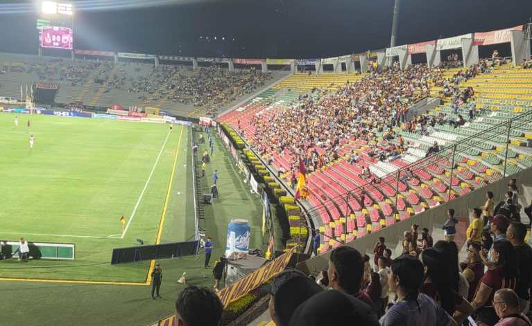 ¿DEPORTES TOLIMA tomó represalias tras protesta en el cierre de los cuadrangulares? Hinchas denuncian que no les dejaron entrar sus trapos en partido ante Santa Fe