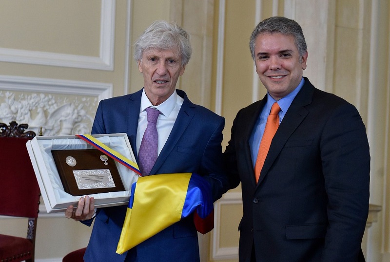 Entre lágrimas, Pékerman recibió de manos del presidente Iván Duque el Pabellón Nacional