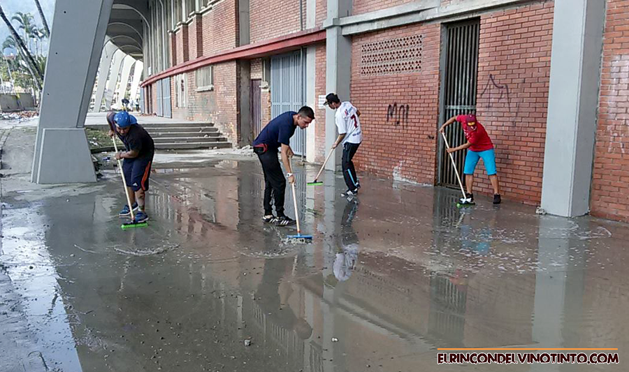 ¡Manos a la obra! Miembros de la Revolución Vinotinto Sur limpiaron exteriores del Murillo Toro