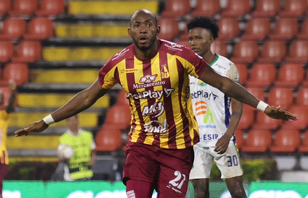 DEPORTES TOLIMA le pasó un 'tanque' por encima al Atlético Huila y se metió al grupo de los ocho de la Liga BetPlay 1 2023: sonríe Hernán Torres