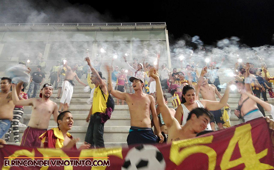Minigalería del acompañamiento de la afición del DEPORTES TOLIMA ante Alianza en Barranca