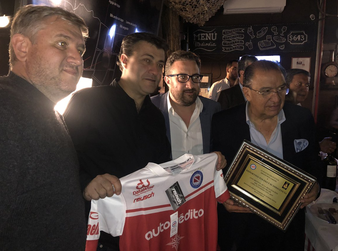 ¿No investigaron bien? El error de Argentinos Juniors en la placa de bienvenida al DEPORTES TOLIMA