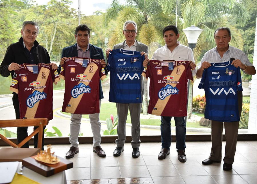 Camaradería entre las comitivas de DEPORTES TOLIMA y Wilstermann, en la previa del choque en el Murillo Toro