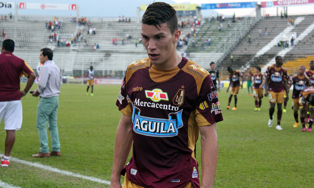 Matheus Uribe, volante del DEPORTES TOLIMA, sancionado de oficio por la Dimayor por agresión a Nelson Ramos