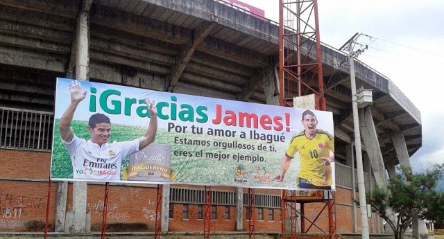 Fotonoticia: Las vallas de James Rodríguez en el Murillo Toro generan polémica