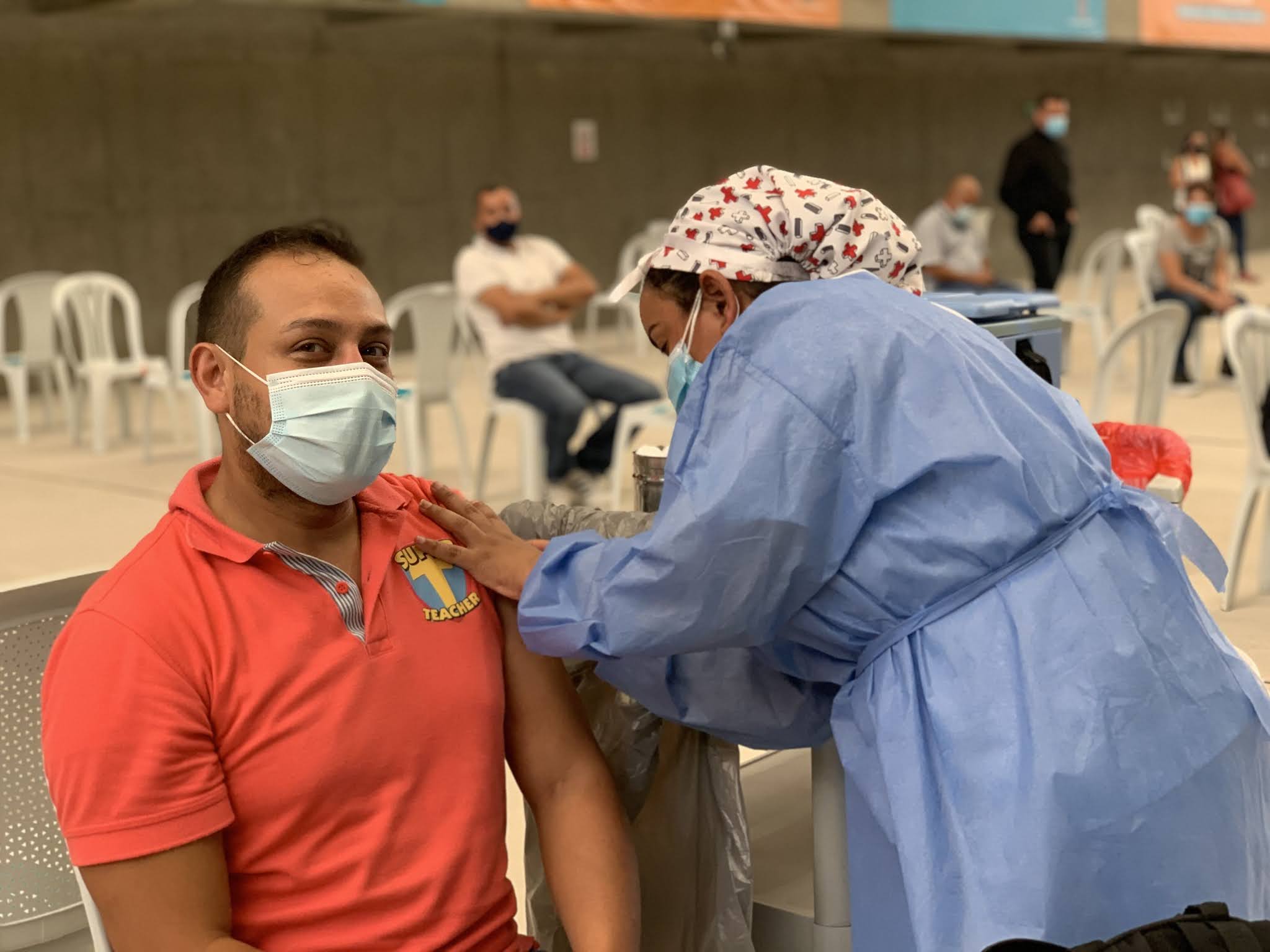 Con 2.000 nuevas dosis, avanza la vacunación contra el COVID-19 de los docentes en Medellín