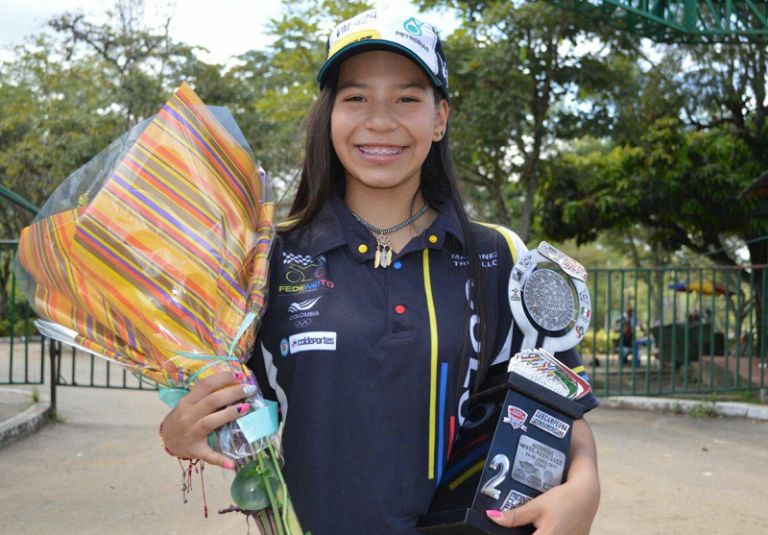Gran recibimiento a la 'Chica Pink', tras lograr el subcampeonato en Latinoamericano Femenino de Velocidad