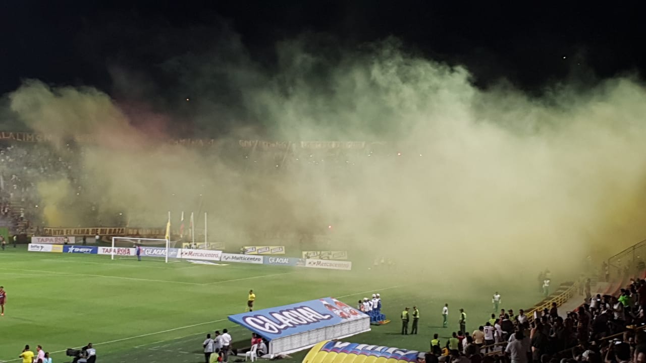 Sancionan a barra del DEPORTES TOLIMA por uso de bengalas de humo en el choque ante Nacional