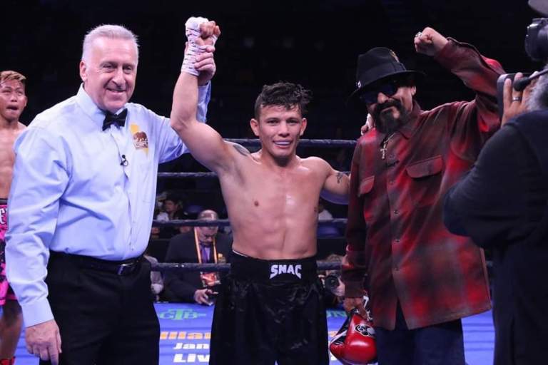 ¡Contundente! El 'Pijao' Escandón reapareció con nocaut ante boxeador promovido por Manny Pacquiao