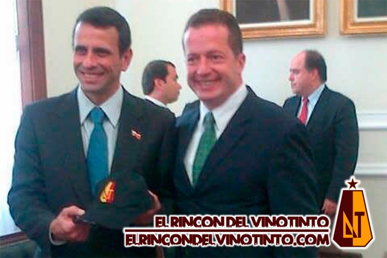La postal: Capriles con la 'Vinotinto... y Oro'